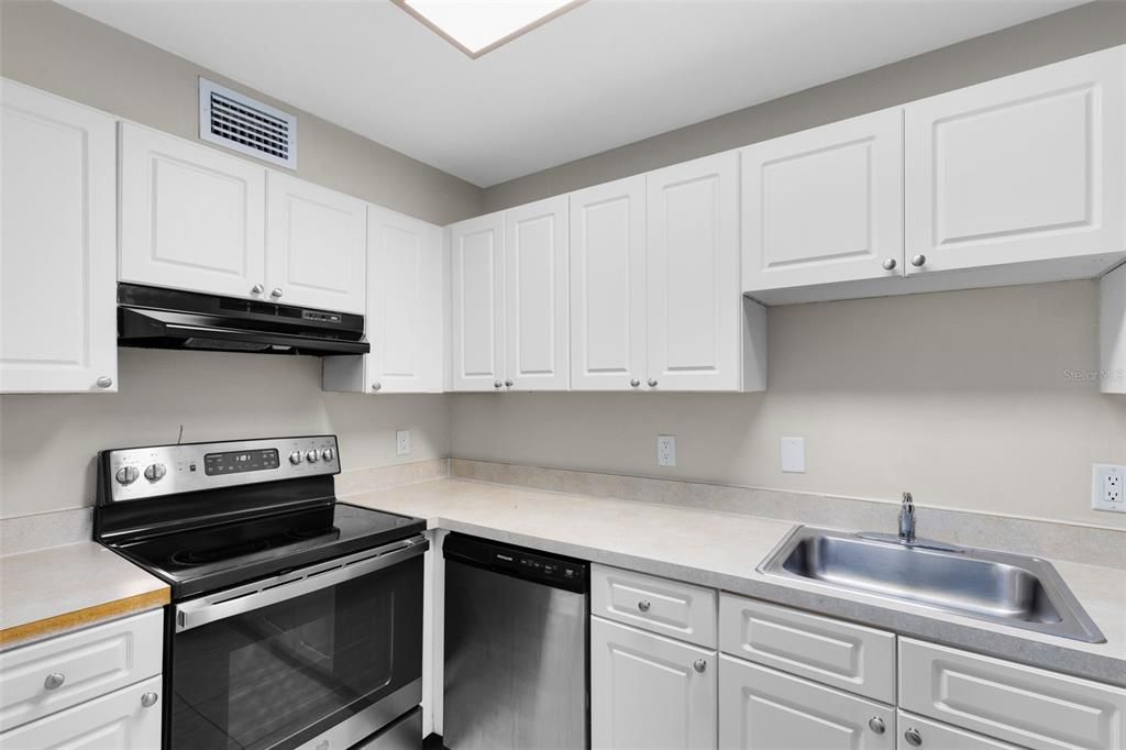 待售: $129,900 (1 贝兹, 1 浴室, 550 平方英尺)