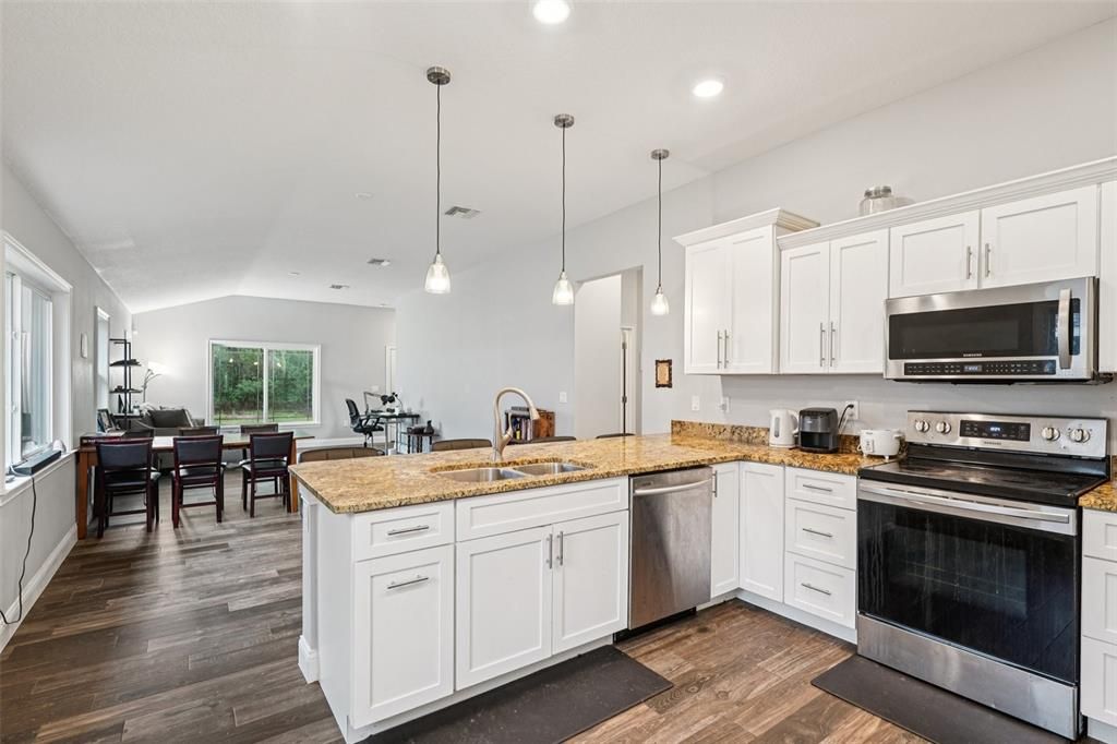 待售: $220,000 (3 贝兹, 2 浴室, 1428 平方英尺)