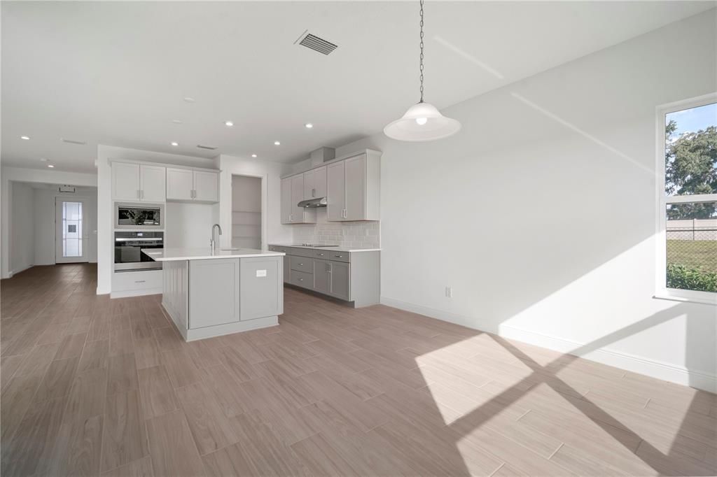 待售: $548,950 (4 贝兹, 3 浴室, 2351 平方英尺)