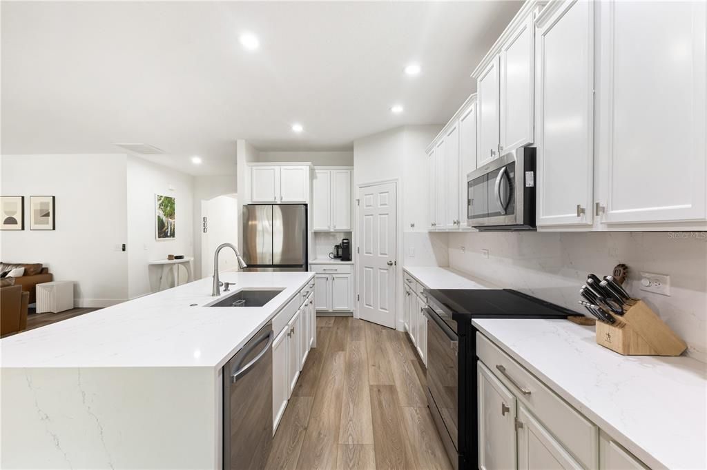 Activo con contrato: $765,000 (4 camas, 3 baños, 3414 Pies cuadrados)