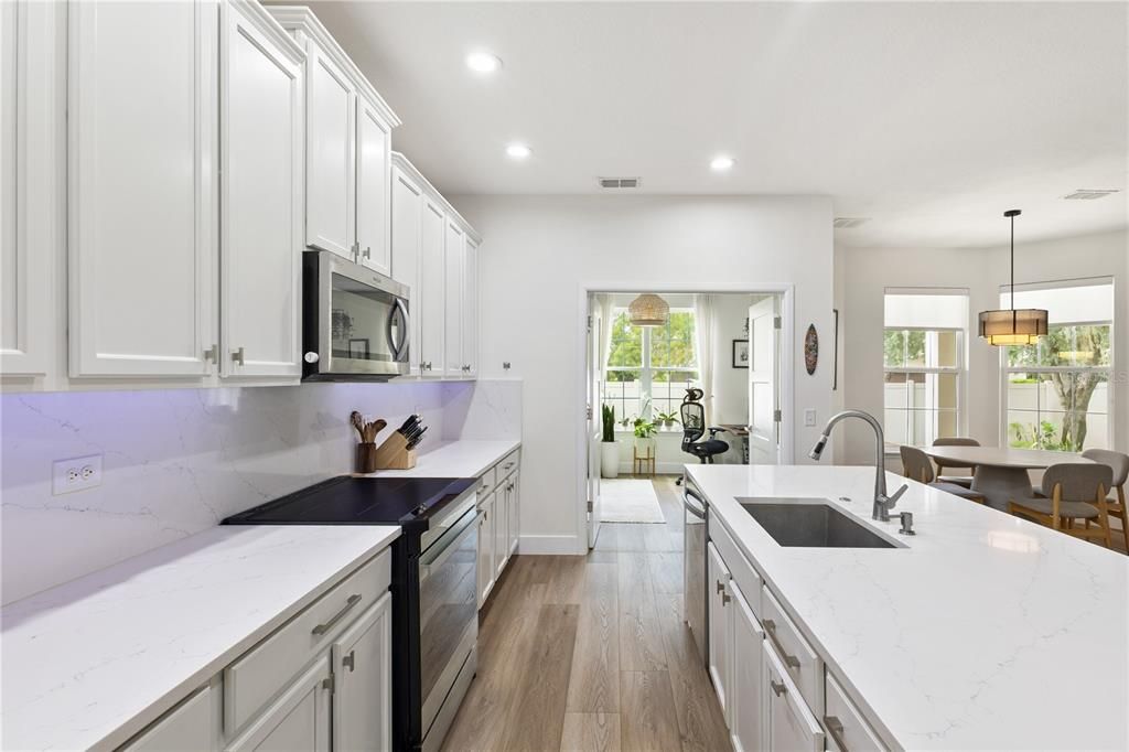 Activo con contrato: $765,000 (4 camas, 3 baños, 3414 Pies cuadrados)