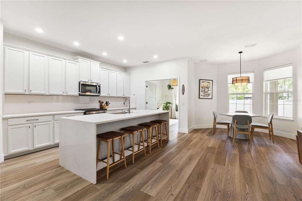 Activo con contrato: $765,000 (4 camas, 3 baños, 3414 Pies cuadrados)