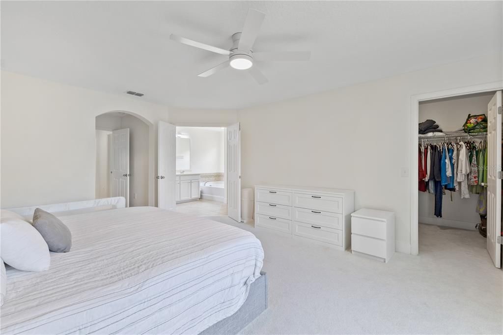 Activo con contrato: $765,000 (4 camas, 3 baños, 3414 Pies cuadrados)