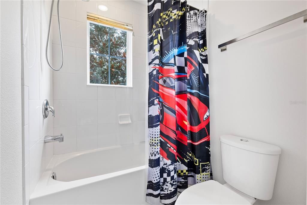 Activo con contrato: $765,000 (4 camas, 3 baños, 3414 Pies cuadrados)