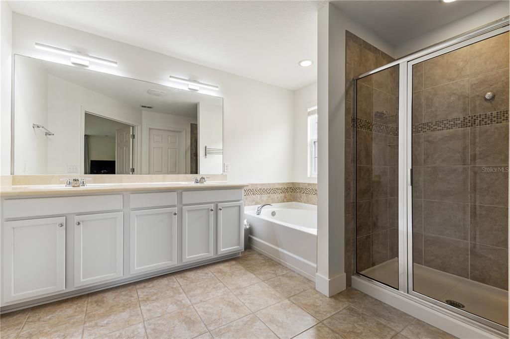 Activo con contrato: $765,000 (4 camas, 3 baños, 3414 Pies cuadrados)