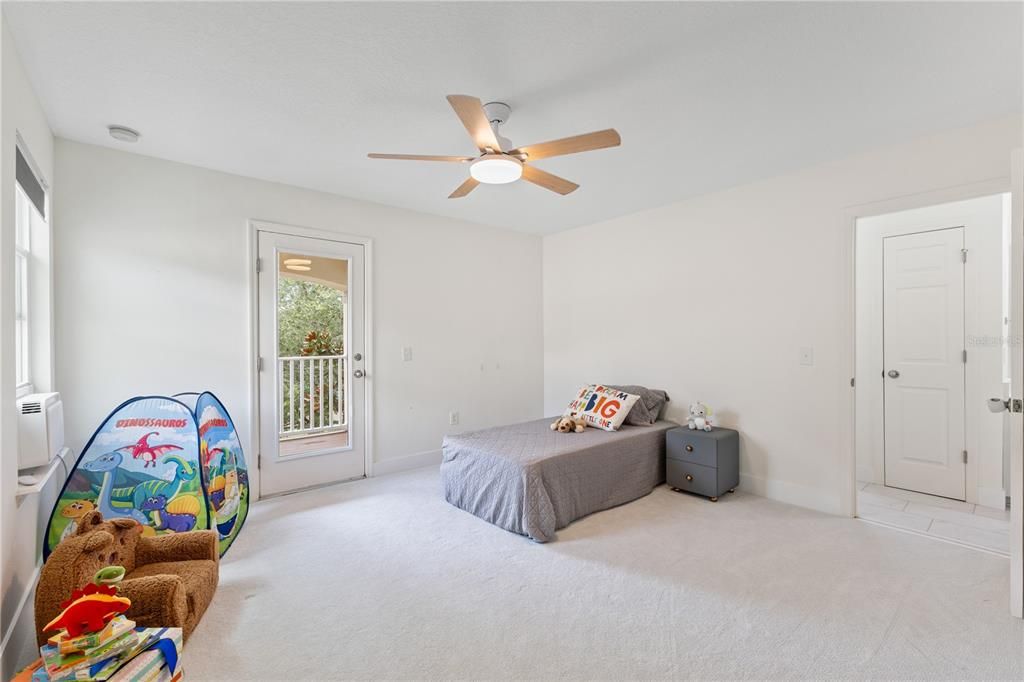 Activo con contrato: $765,000 (4 camas, 3 baños, 3414 Pies cuadrados)