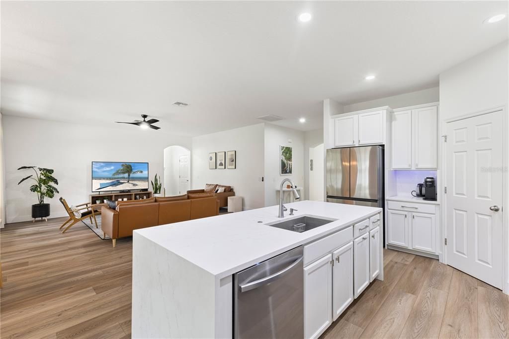 Activo con contrato: $765,000 (4 camas, 3 baños, 3414 Pies cuadrados)