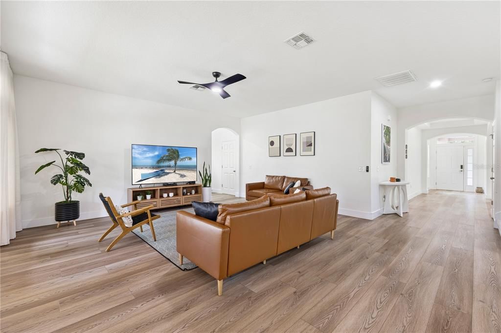 Activo con contrato: $765,000 (4 camas, 3 baños, 3414 Pies cuadrados)