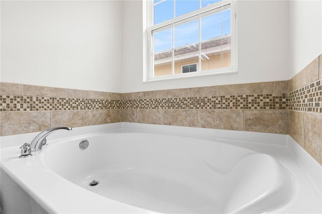 Activo con contrato: $765,000 (4 camas, 3 baños, 3414 Pies cuadrados)