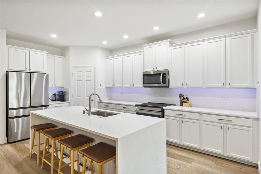 Activo con contrato: $765,000 (4 camas, 3 baños, 3414 Pies cuadrados)