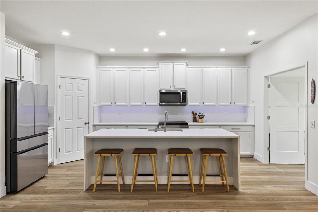 Activo con contrato: $765,000 (4 camas, 3 baños, 3414 Pies cuadrados)