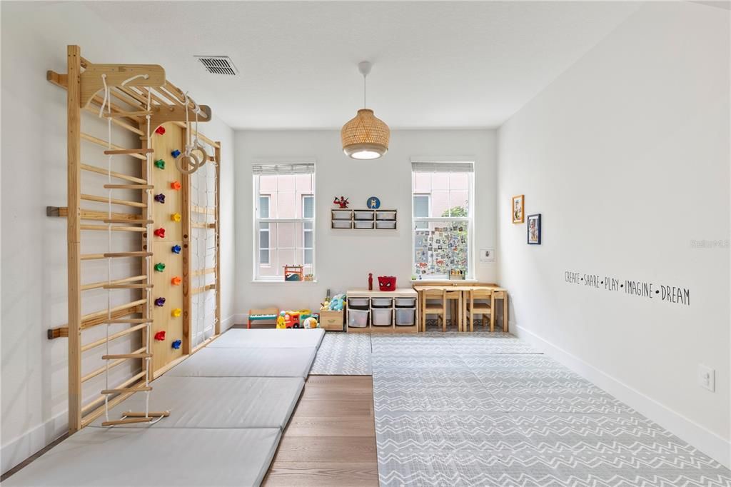 Activo con contrato: $765,000 (4 camas, 3 baños, 3414 Pies cuadrados)