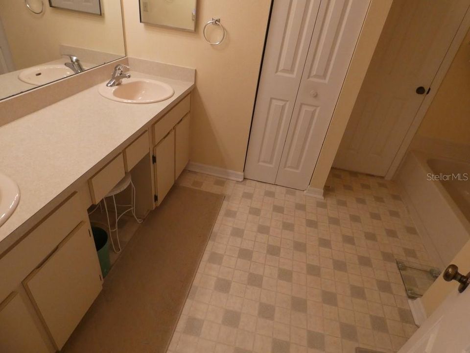 Activo con contrato: $89,900 (2 camas, 2 baños, 1123 Pies cuadrados)