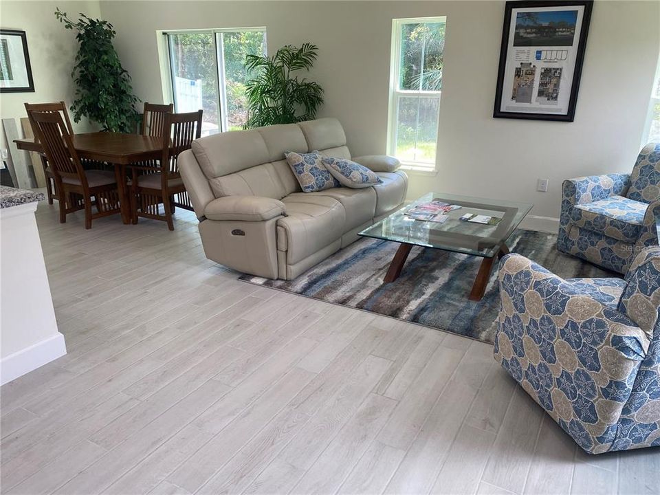 合同活跃: $339,000 (3 贝兹, 2 浴室, 1725 平方英尺)