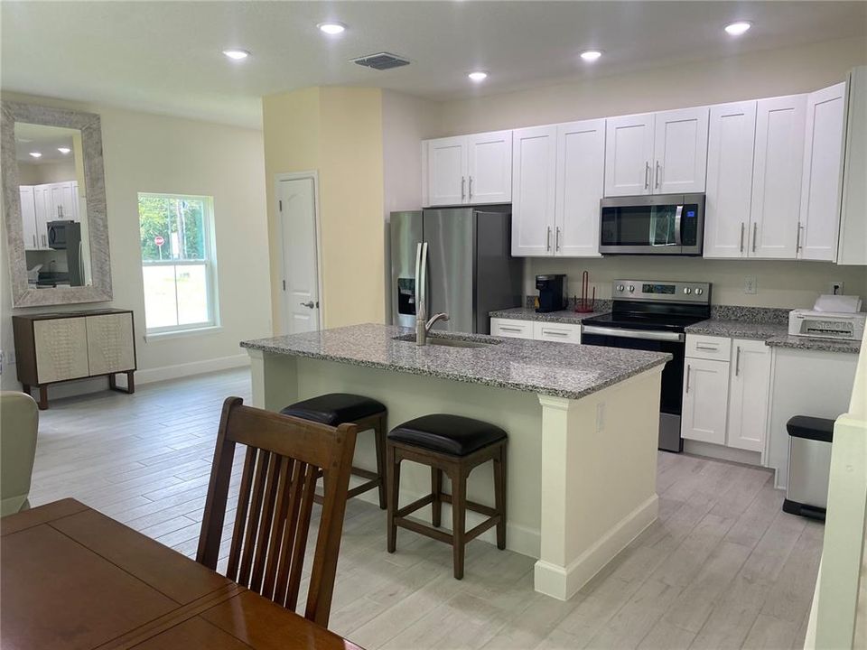 合同活跃: $339,000 (3 贝兹, 2 浴室, 1725 平方英尺)