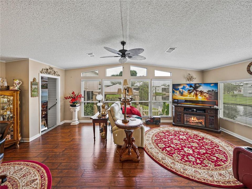 待售: $285,000 (2 贝兹, 2 浴室, 1604 平方英尺)