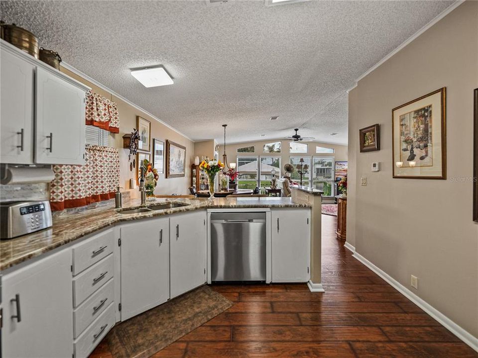 待售: $285,000 (2 贝兹, 2 浴室, 1604 平方英尺)