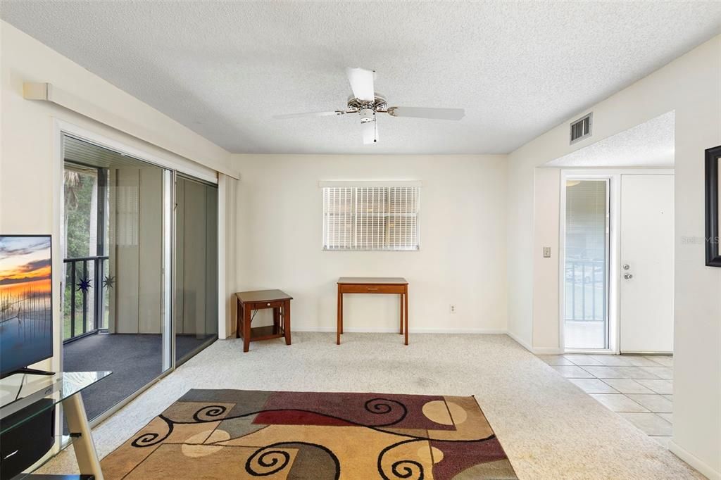 Activo con contrato: $153,500 (2 camas, 2 baños, 897 Pies cuadrados)