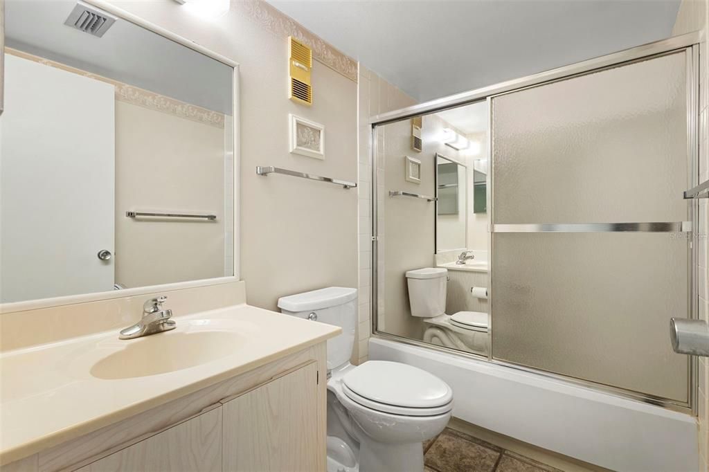 Activo con contrato: $153,500 (2 camas, 2 baños, 897 Pies cuadrados)