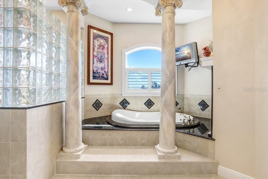 For Sale: $4,900,000 (5 beds, 6 baths, 7060 Square Feet)