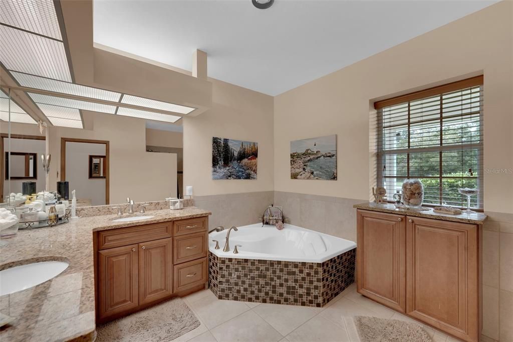 For Sale: $699,000 (4 beds, 2 baths, 2523 Square Feet)