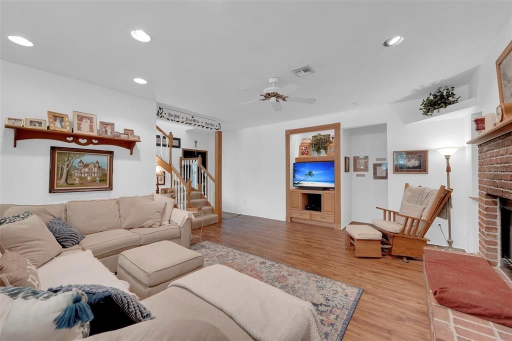 For Sale: $699,000 (4 beds, 2 baths, 2523 Square Feet)