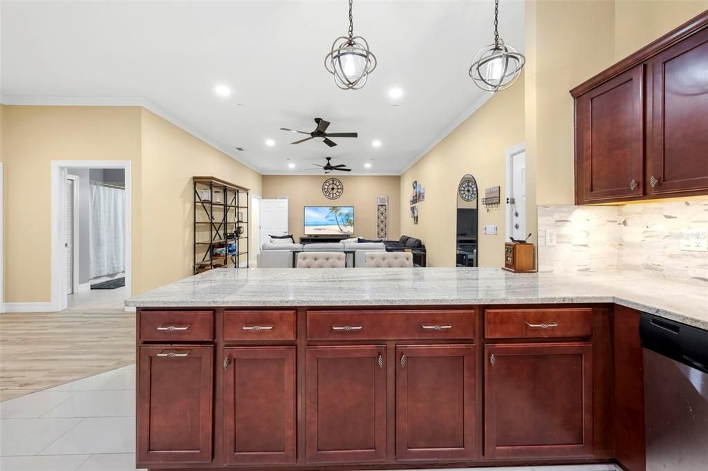 Activo con contrato: $219,000 (2 camas, 2 baños, 1674 Pies cuadrados)