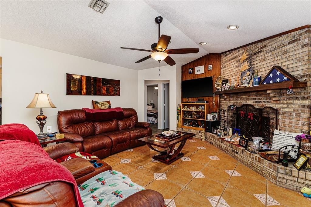 Под контрактом: $499,900 (4 спален, 2 ванн, 2063 Квадратных фут)