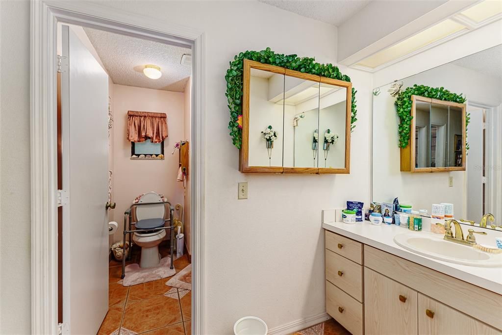 Под контрактом: $499,900 (4 спален, 2 ванн, 2063 Квадратных фут)