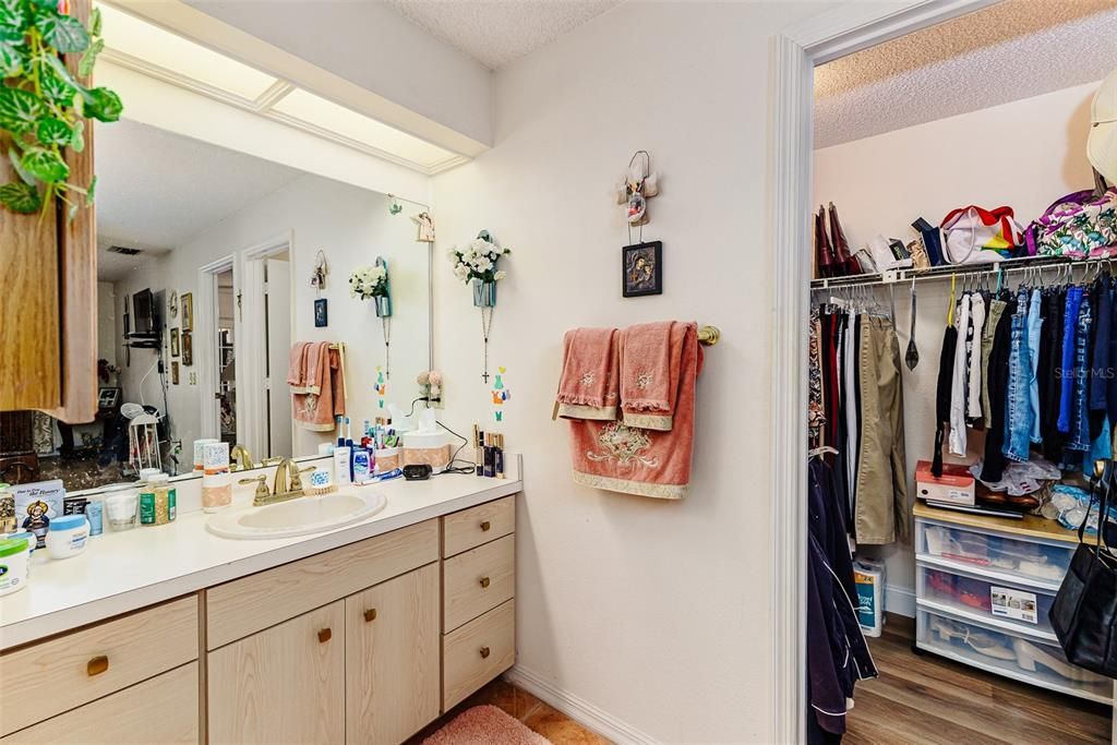 Под контрактом: $499,900 (4 спален, 2 ванн, 2063 Квадратных фут)