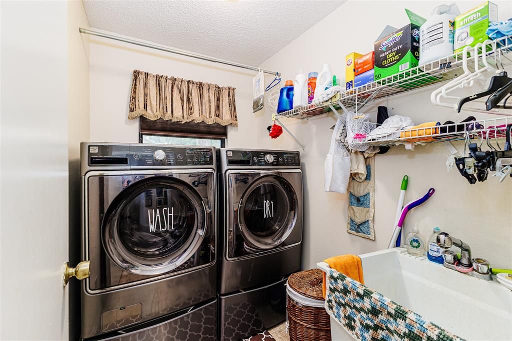 Под контрактом: $499,900 (4 спален, 2 ванн, 2063 Квадратных фут)