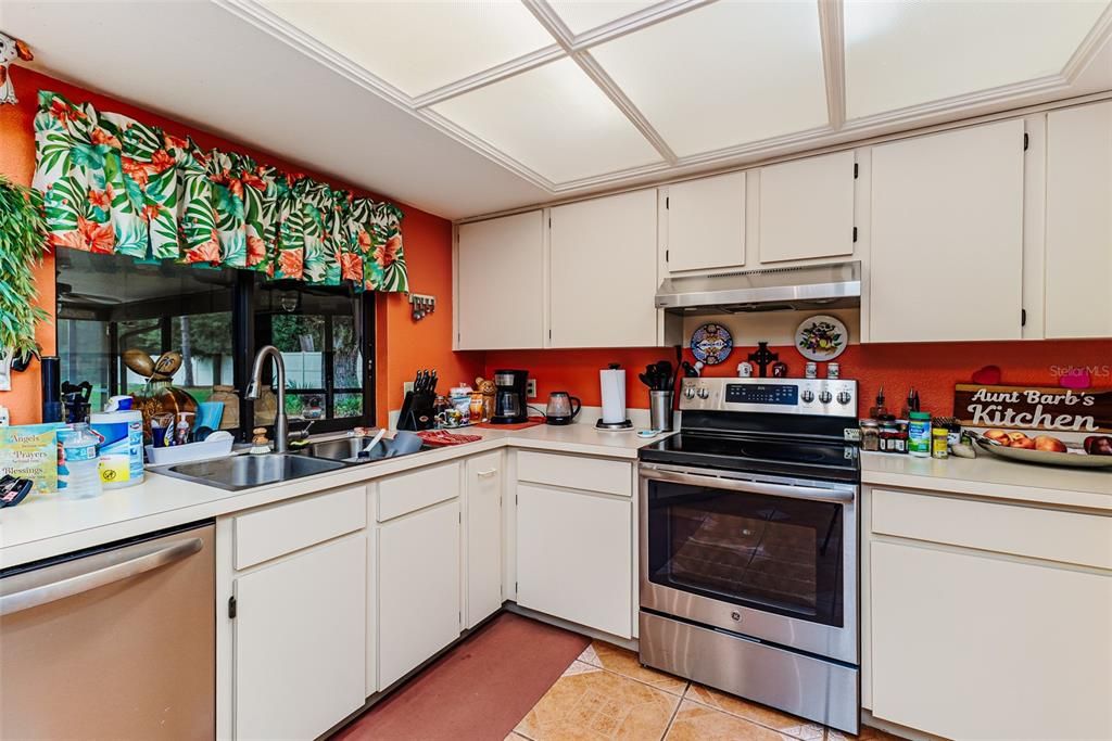 Под контрактом: $499,900 (4 спален, 2 ванн, 2063 Квадратных фут)