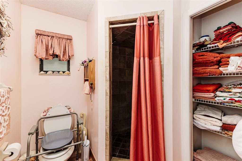 Под контрактом: $499,900 (4 спален, 2 ванн, 2063 Квадратных фут)