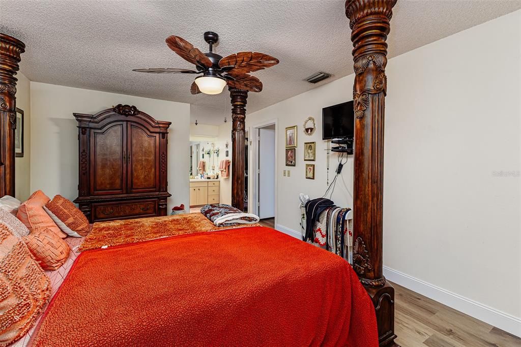 Под контрактом: $499,900 (4 спален, 2 ванн, 2063 Квадратных фут)