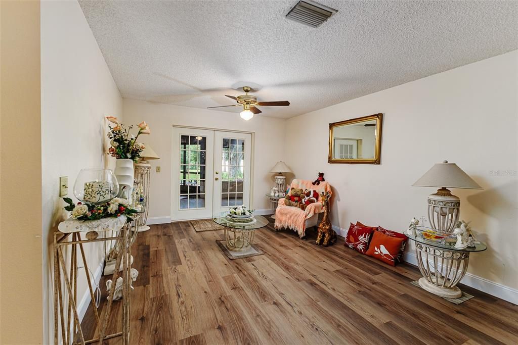 Под контрактом: $499,900 (4 спален, 2 ванн, 2063 Квадратных фут)