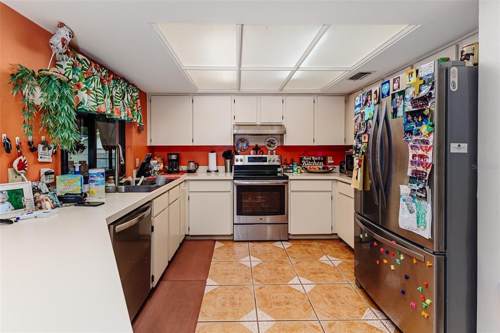 Под контрактом: $499,900 (4 спален, 2 ванн, 2063 Квадратных фут)