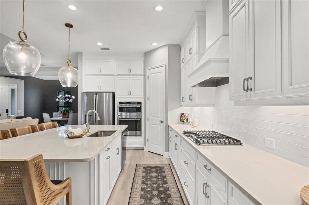 Activo con contrato: $849,900 (3 camas, 3 baños, 2563 Pies cuadrados)