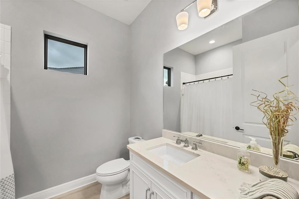 Activo con contrato: $849,900 (3 camas, 3 baños, 2563 Pies cuadrados)