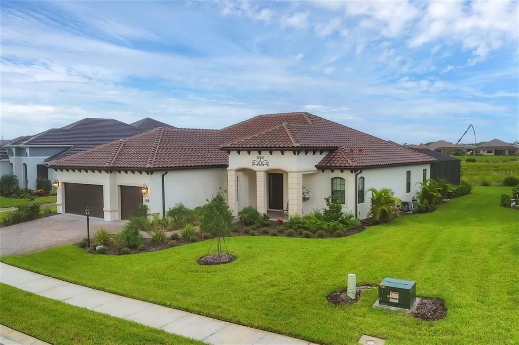 Activo con contrato: $849,900 (3 camas, 3 baños, 2563 Pies cuadrados)