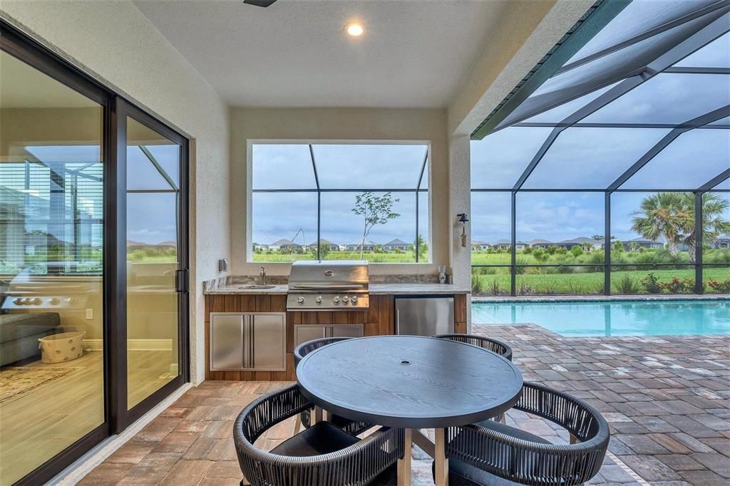 Activo con contrato: $849,900 (3 camas, 3 baños, 2563 Pies cuadrados)