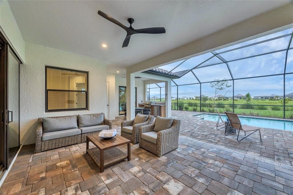 Activo con contrato: $849,900 (3 camas, 3 baños, 2563 Pies cuadrados)