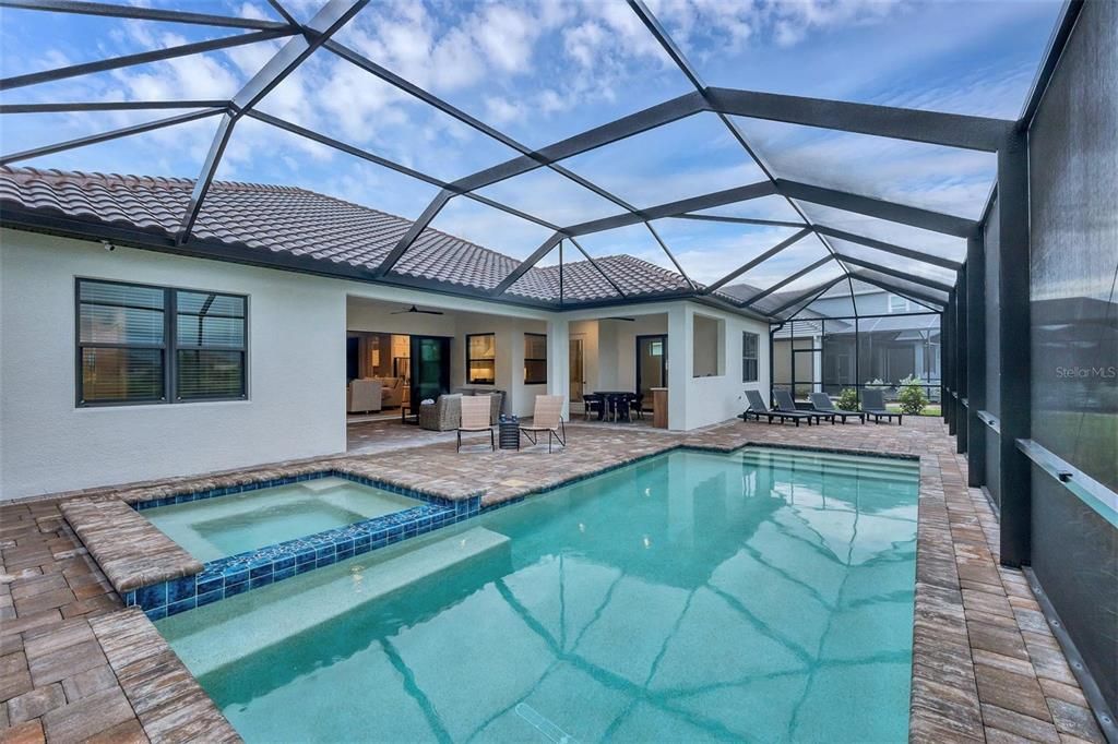 Activo con contrato: $849,900 (3 camas, 3 baños, 2563 Pies cuadrados)