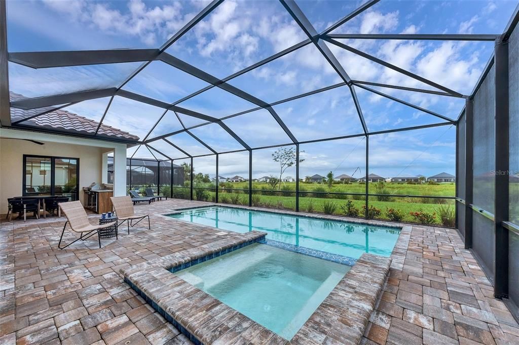 Activo con contrato: $849,900 (3 camas, 3 baños, 2563 Pies cuadrados)