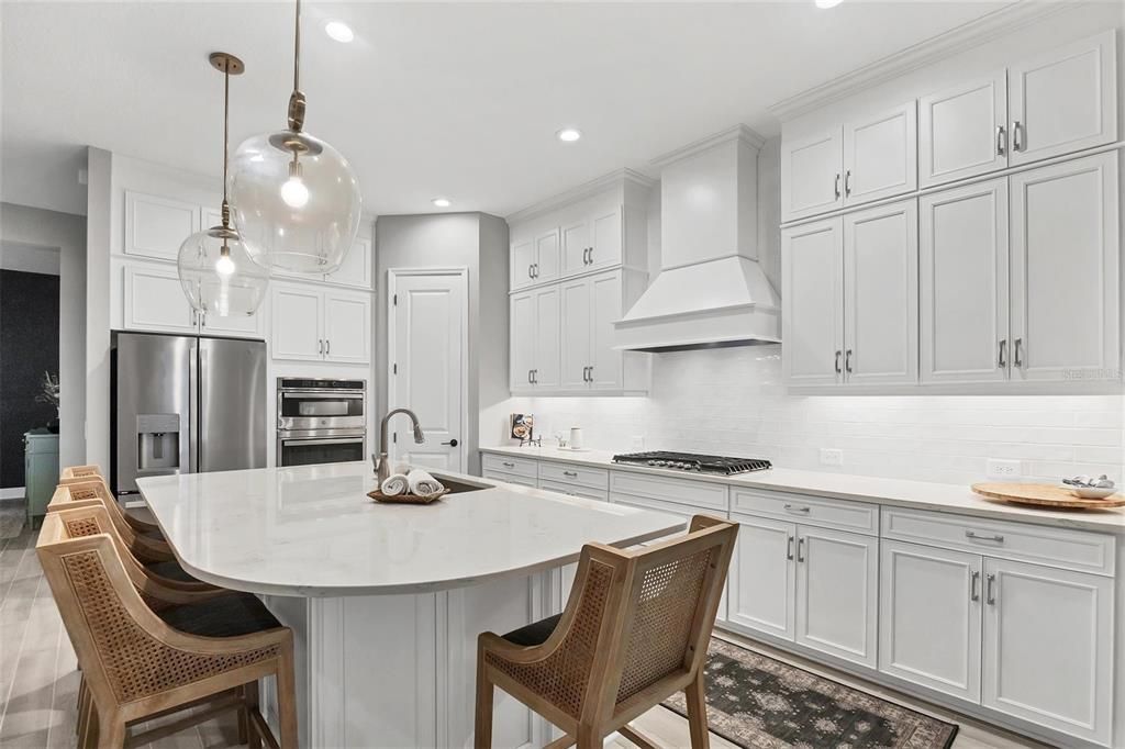 Activo con contrato: $849,900 (3 camas, 3 baños, 2563 Pies cuadrados)