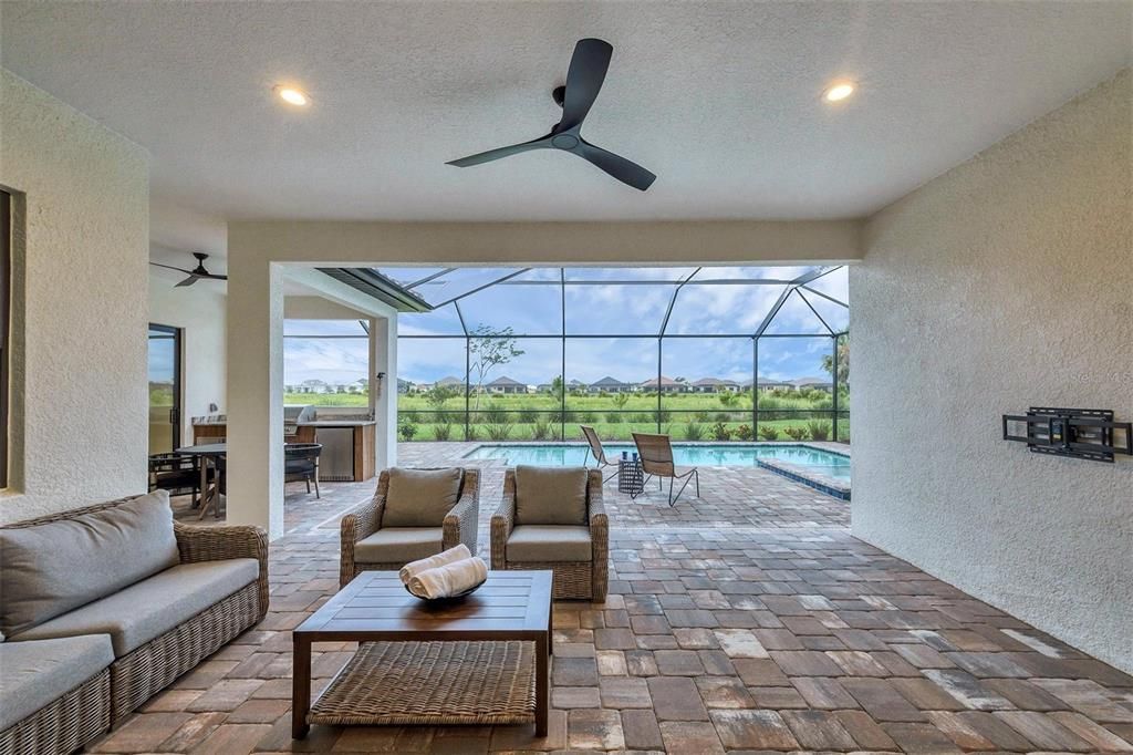 Activo con contrato: $849,900 (3 camas, 3 baños, 2563 Pies cuadrados)