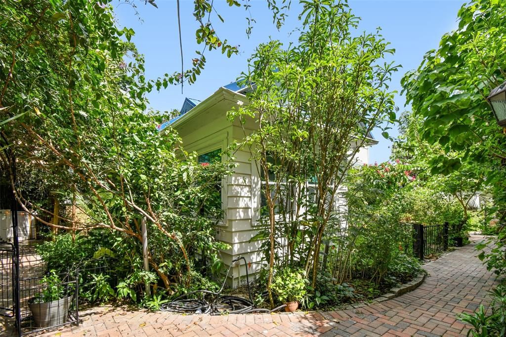 For Sale: $1,699,000 (8 beds, 7 baths, 1505 Square Feet)