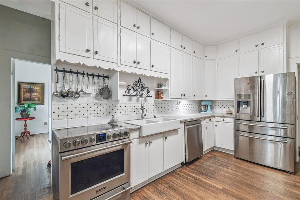 For Sale: $1,699,000 (8 beds, 7 baths, 1505 Square Feet)