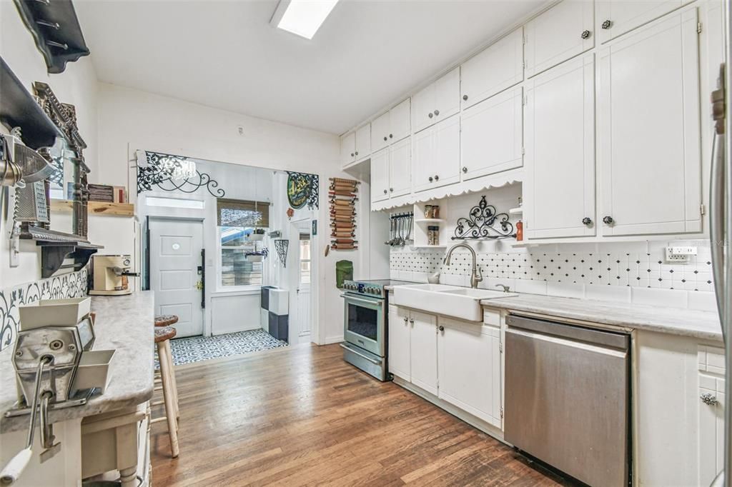 For Sale: $1,699,000 (8 beds, 7 baths, 1505 Square Feet)