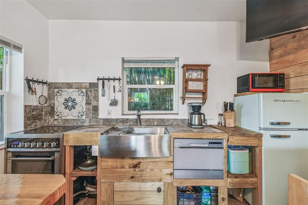 For Sale: $1,699,000 (8 beds, 7 baths, 1505 Square Feet)