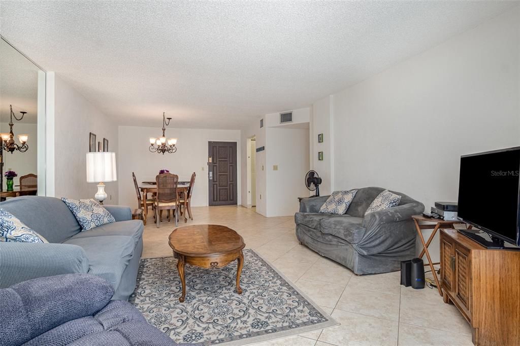 For Sale: $274,900 (2 beds, 2 baths, 1255 Square Feet)